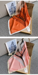 Détail d'un foulard carré en soie avec imprimé abstrait et finition bord roulé