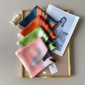 Carré de soie élégant de 70cm avec imprimés artistiques abstraits en plusieurs couleurs