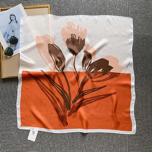 Carré de soie élégant de 70cm avec imprimé tulipe et design bloc de couleur orange