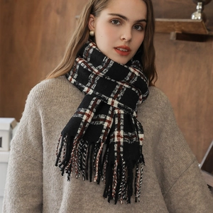 Sciarpa classica a quadri neri e bianchi in cashmere con strisce rosse e nappe