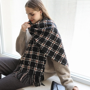 Sciarpa effetto cashmere a quadri neri, bianchi e rossi con eleganti frange ai bordi