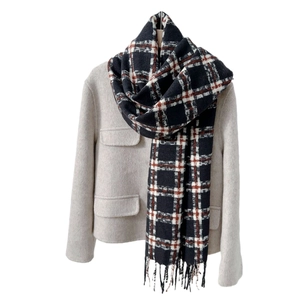Sciarpa classica a quadri nero bianco e rosso in morbido tessuto finto cashmere