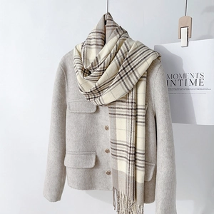 Elegante Haferflocken-Wolljacke mit beige-braun kariertem Quastenschal kombiniert