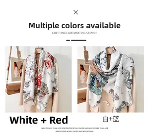 Détail de deux foulards élégants en soie florale avec franges sur un manteau et un sac