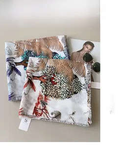 Détail d'écharpes en laine mercerisée à imprimé floral avec bords à franges douces