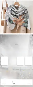 Détail d'une écharpe à fleurs avec motifs papillons et bords à franges doux