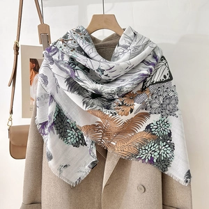 Écharpe élégante à fleurs pour femme avec motifs botaniques sur manteau laine