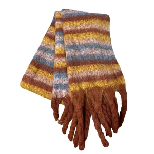 Écharpe en tricot à rayures colorées avec grosses franges et texture douce