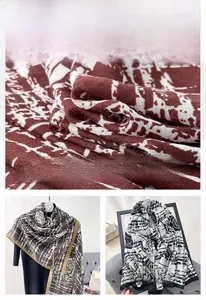 Primo piano di eleganti sciarpe in cotone e lino con stampa a rose e motivi geometrici