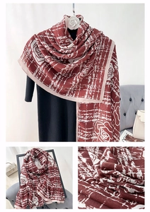 Dettaglio di elegante scialle in cotone e lino con rose bianche e motivo a quadri