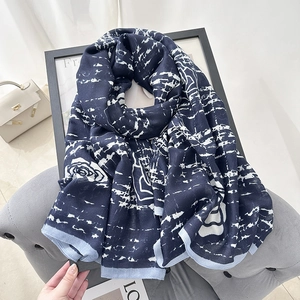 Elegante scialle blu navy in cotone e lino con stampa di rose e bordo blu raffinato