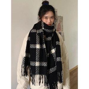 Écharpe d'hiver épaisse avec motif à carreaux noir et blanc classique et franges longues