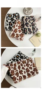 Vue détaillée d'une écharpe imprimé léopard avec franges vintage sur une table
