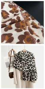 Détail de la texture de l'écharpe imprimé léopard avec franges fines et tissu en maille