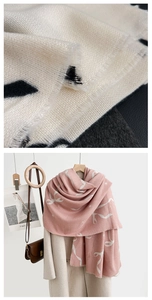 Detail eines weichen Kaschmir-Imitat-Schals mit feiner Stricktextur und Fransen