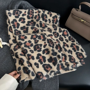 Écharpe châle pashmina tendance à motif léopard pour femme en tons marron et beige