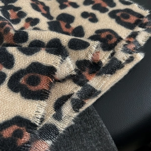 Châle classique à imprimé léopard avec franges en simili cachemire doux pour femme