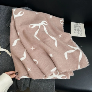 Rosafarbener Schal mit Kaschmir-Gefühl, weißen Schleifenmustern und Sternen-Jacquard-Fransen