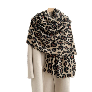 Écharpe pashmina classique imprimé léopard en kaki et marron pour l'hiver des femmes