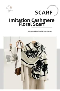 Détail d'une écharpe en cachemire synthétique à motif floral portée avec un manteau beige