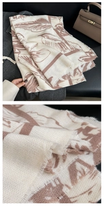Détail d'une écharpe en cachemire crème avec motif de feuilles brunes et franges douces