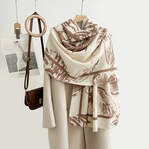 Écharpe élégante beige imitation cachemire avec motif feuilles marron et franges