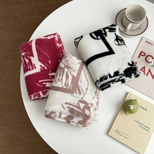 Écharpes imprimées chic en cachemire avec franges en bordeaux et tons crème