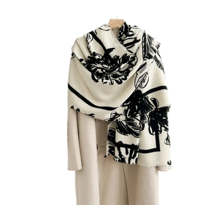 Élégant châle en cachemire blanc cassé avec motifs floraux noirs sur manteau