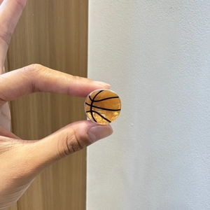 Primo piano di un mini fermaglio per capelli a basket sportivo con superficie testurizzata