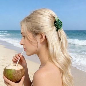 Simpatico fermaglio per capelli a tartaruga verde con macchie dorate in spiaggia