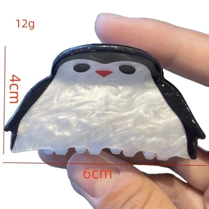 Pinza para el pelo de pingüino juguetón en material de acetato blanco y negro de 6cm