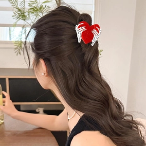 Pinza per capelli a cuore con paillettes rosse e mani di scheletro sui capelli