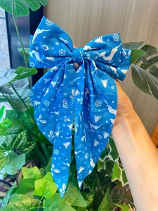 Gros plan d'un nœud papillon de Noël bleu avec motifs rennes et flocons de neige