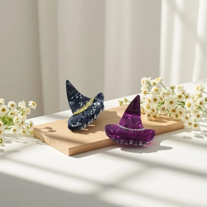 Détail de pinces à cheveux chapeau de sorcière avec strass sur planche décorative