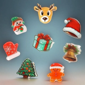 Detailansicht von 8-teiligen Weihnachtsanhängern mit Rentier-, Schneemann- und Weihnachtsmann-Motiven