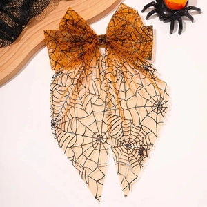 Détail du nœud d'Halloween en tulle orange avec motif de toile d'araignée et longs rubans