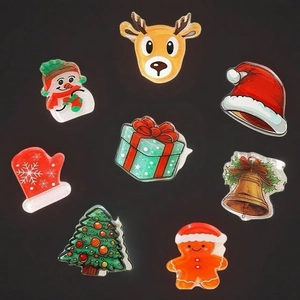 Detailansicht der 8-teiligen Weihnachtsanhänger mit Rentier- und Schneemannmotiven