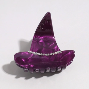 Dettaglio della pinza per capelli a cappello da strega in acetato viola con strass
