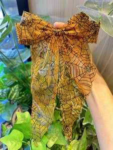 Nœud d'Halloween orange avec imprimé toile d'araignée noire et rubans en maille