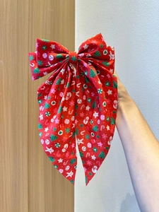 Détail du grand nœud papillon de Noël rouge avec motifs festifs de bonhomme de neige