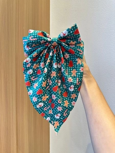Détail du nœud de Noël pour cheveux avec motifs bonhomme de neige et pain d'épice