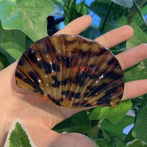 Elegant leopard shell hair claw clip for women featuring brown tortoiseshell resin design