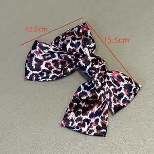 Barrette élégante à nœud imprimé léopard avec longs rubans en satin rouge et noir