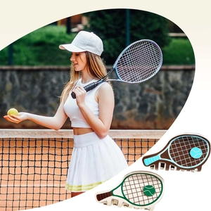 Detail von zwei Tennisracket-Haarklammern in grün-weißem und blau-braunem Sportdesign