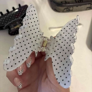 Elegante pinza per capelli a farfalla bianca con pois neri per lo styling dei capelli
