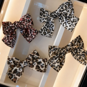 Lot de quatre barrettes à cheveux à imprimé léopard avec rubans décoratifs de couleurs