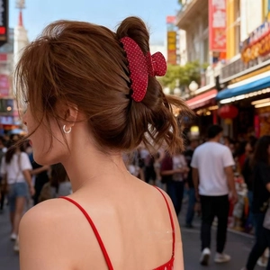 Gros plan d'une pince à cheveux rouge à pois blancs pour une coiffure élégante et chic