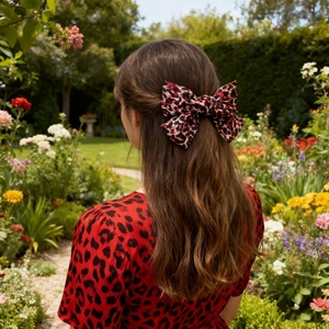 Grosse pince à cheveux avec nœud imprimé léopard rouge et noir sur les cheveux