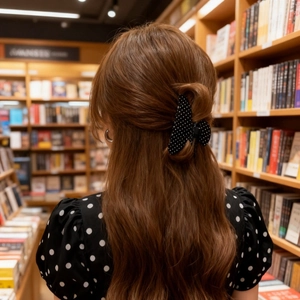 Pince à cheveux rétro à pois noirs et blancs pour femme dans un style élégant et chic
