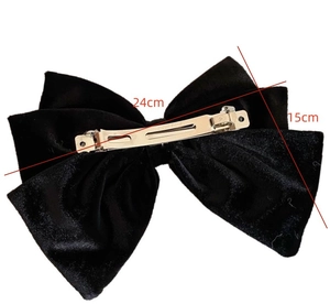 Dettaglio del fiocco per capelli in velluto nero con dimensioni 24 cm per 15 cm